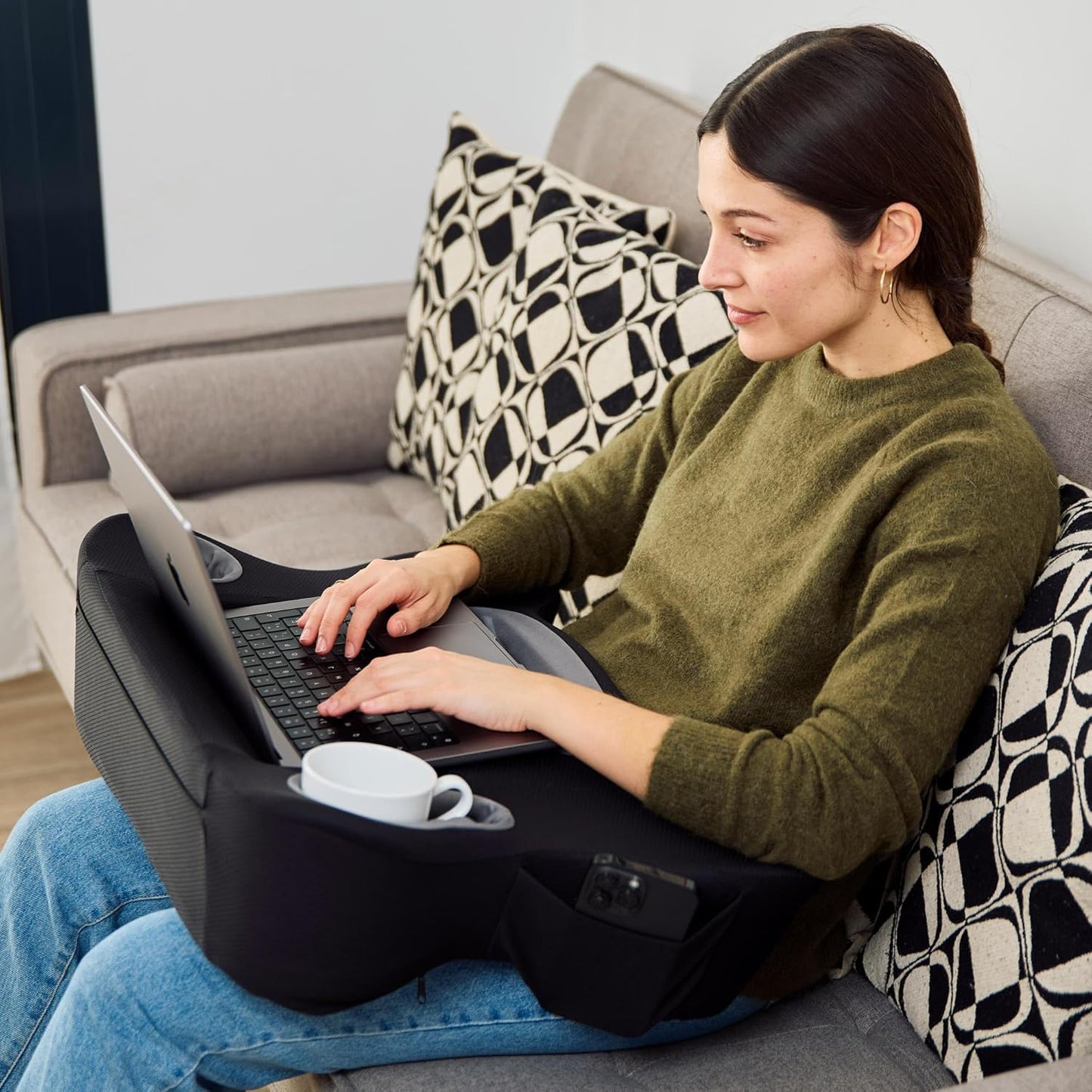 Laptop Cushion Desk – Portable Lap Desk with Soft Cushion, Heat Protection & Ergonomic Wrist Support for Bed, Sofa & Travel